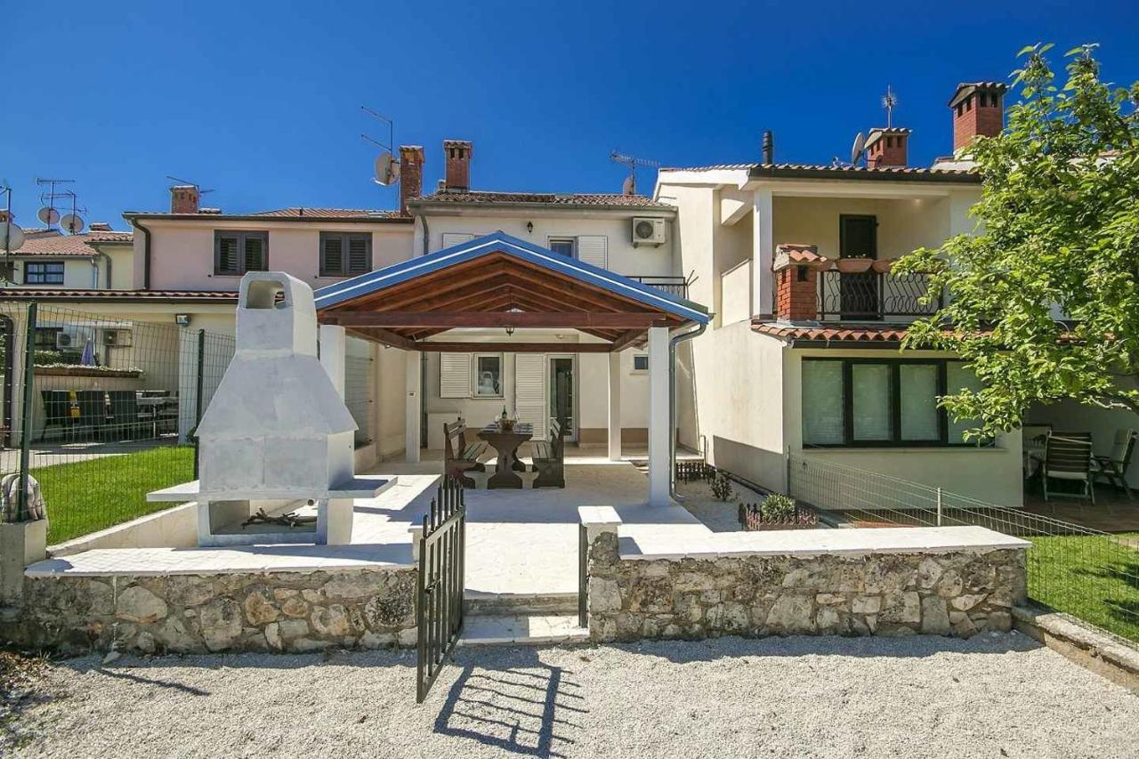 Ferienhaus Charming Beachfront In *